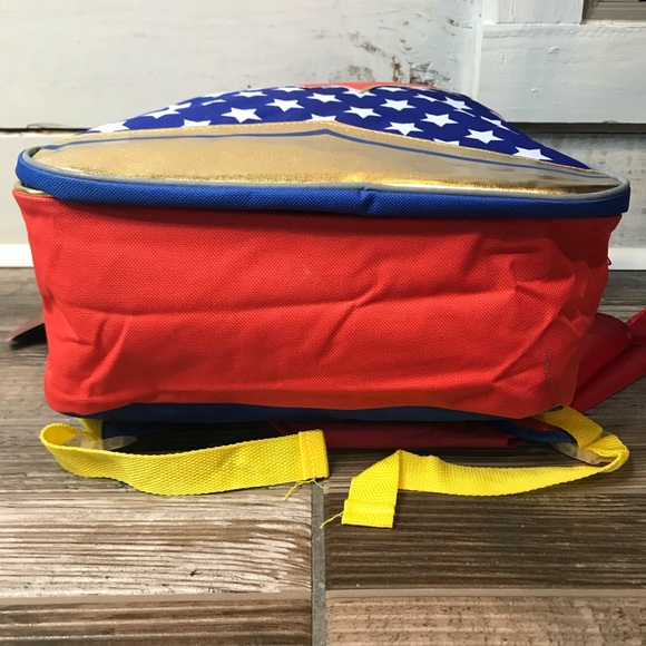 Wonder Woman Backpack With Detachable Cape - Picture 3 of 12